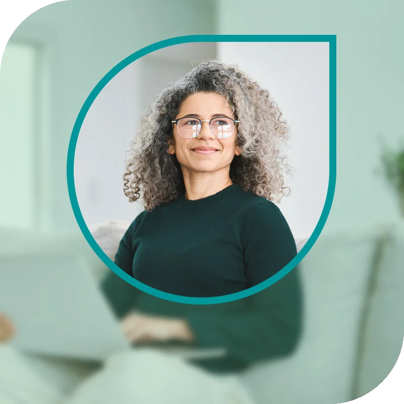 Lächelnde Frau hält einen Laptop fest