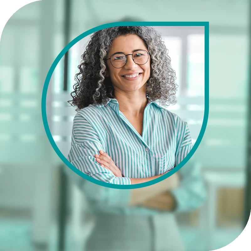 Lächelnde Frau hält einen Laptop fest