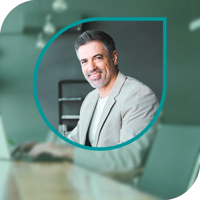 Lächelnde Frau hält einen Laptop fest