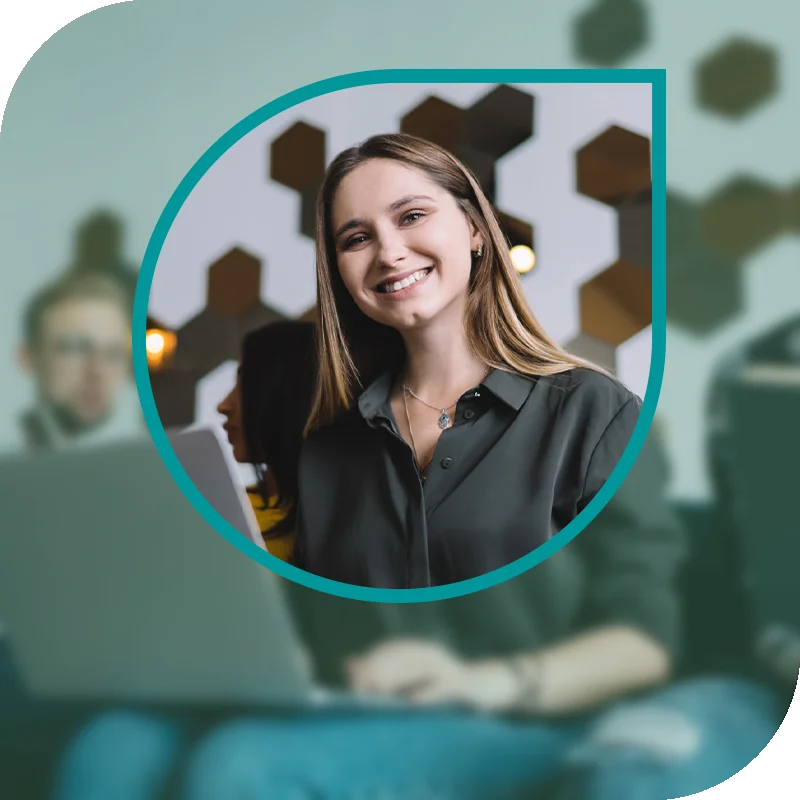 Lächelnde Frau hält einen Laptop fest