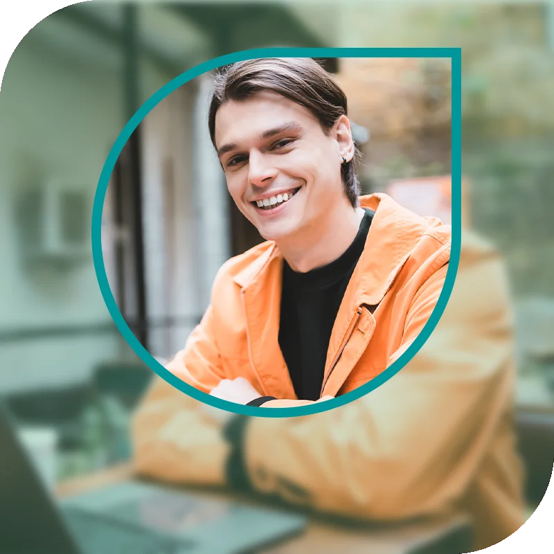 Lächelnde Frau hält einen Laptop fest