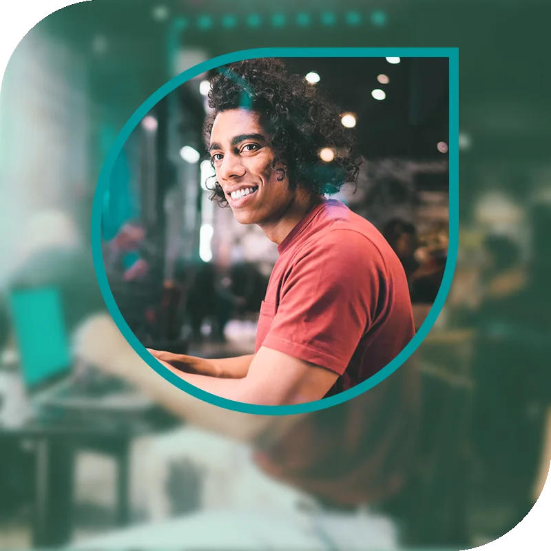 Lächelnde Frau hält einen Laptop fest