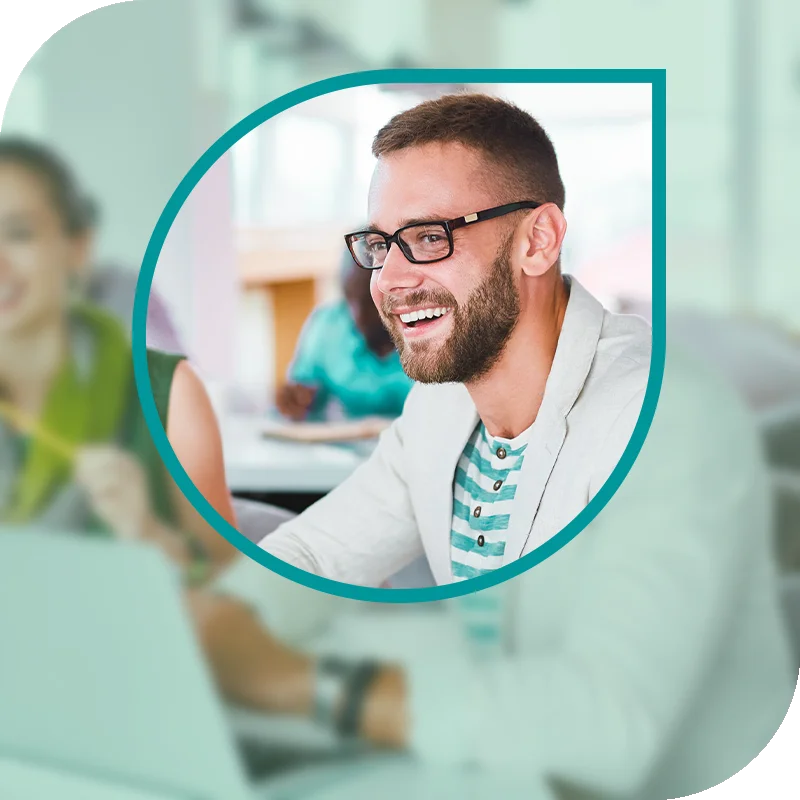 Lächelnde Frau hält einen Laptop fest