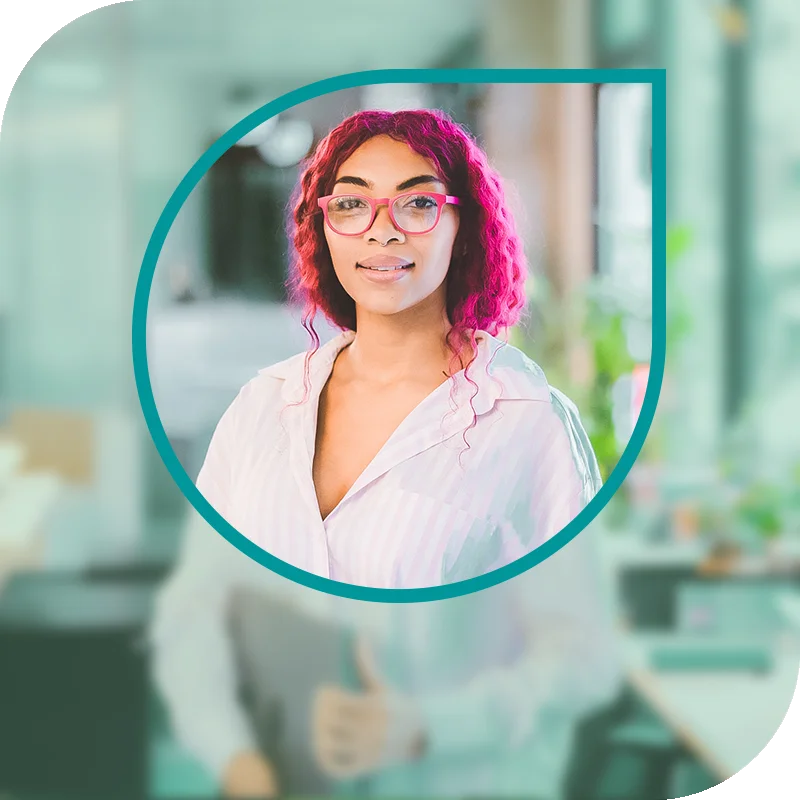 Lächelnde Frau hält einen Laptop fest