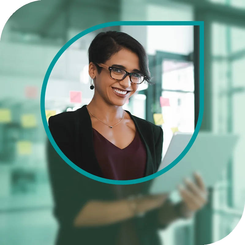 Lächelnde Frau hält einen Laptop fest