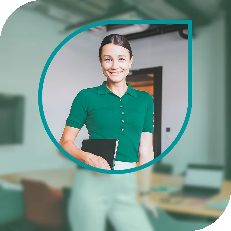 Lächelnde Frau hält einen Laptop fest