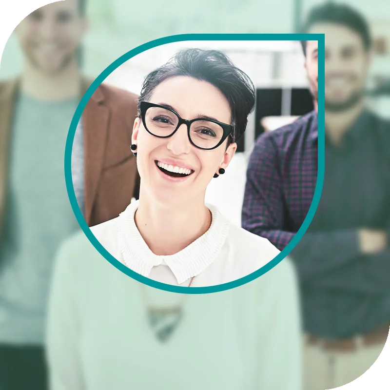 Lächelnde Frau hält einen Laptop fest