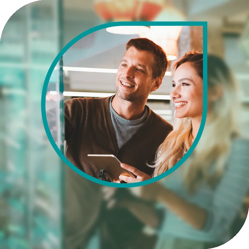 Lächelnde Frau hält einen Laptop fest