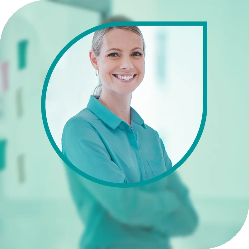 Lächelnde Frau hält einen Laptop fest