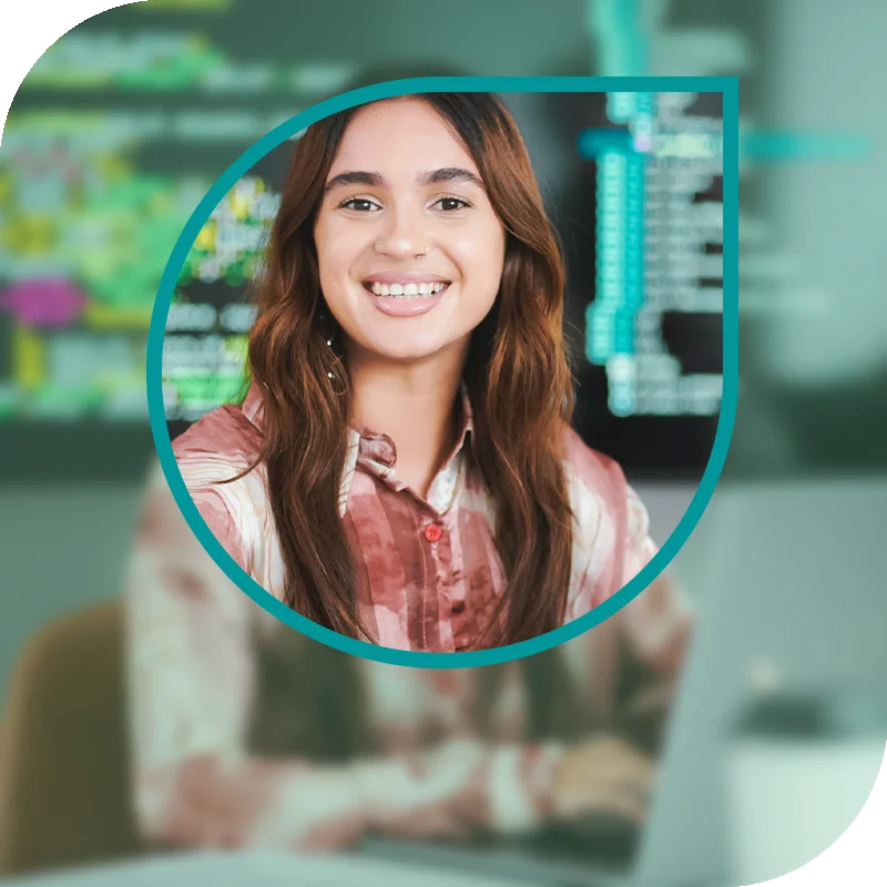 Lächelnde Frau hält einen Laptop fest