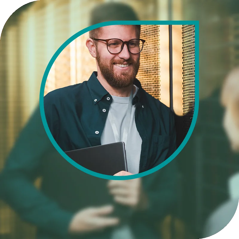 Lächelnde Frau hält einen Laptop fest