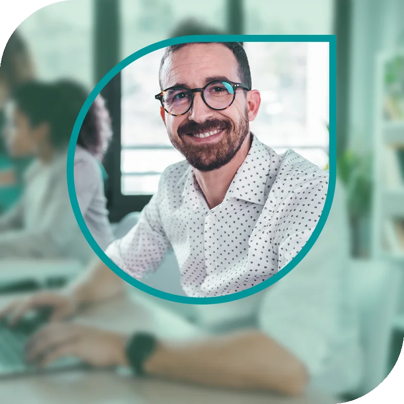 Lächelnde Frau hält einen Laptop fest