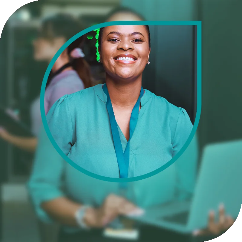 Lächelnde Frau hält einen Laptop fest