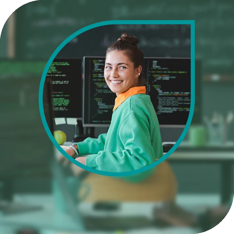 Lächelnde Frau hält einen Laptop fest