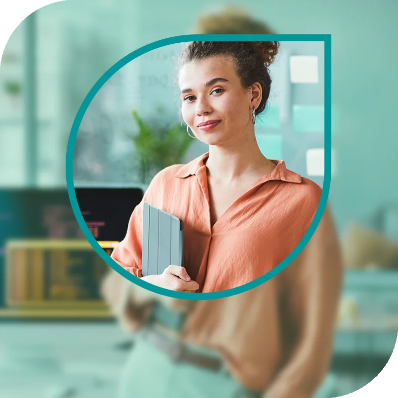 Lächelnde Frau hält einen Laptop fest