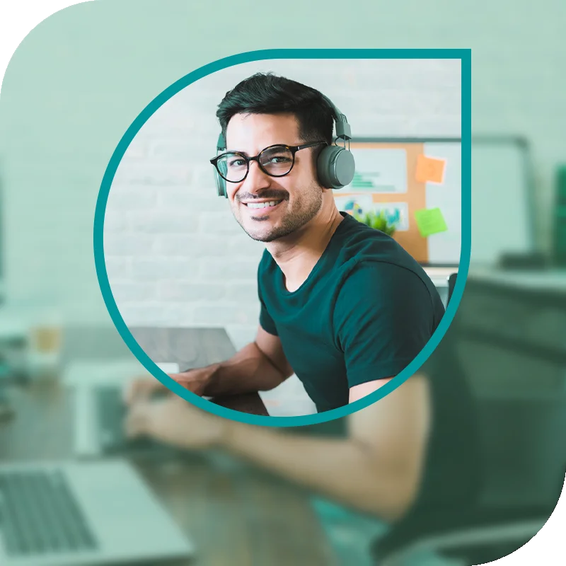 Lächelnde Frau hält einen Laptop fest