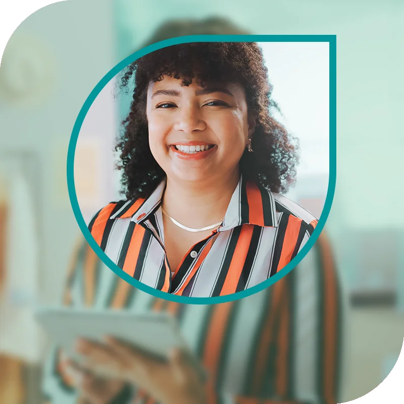 Lächelnde Frau hält einen Laptop fest