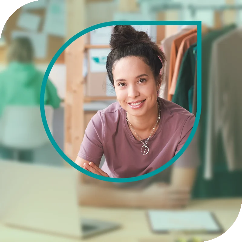 Lächelnde Frau hält einen Laptop fest