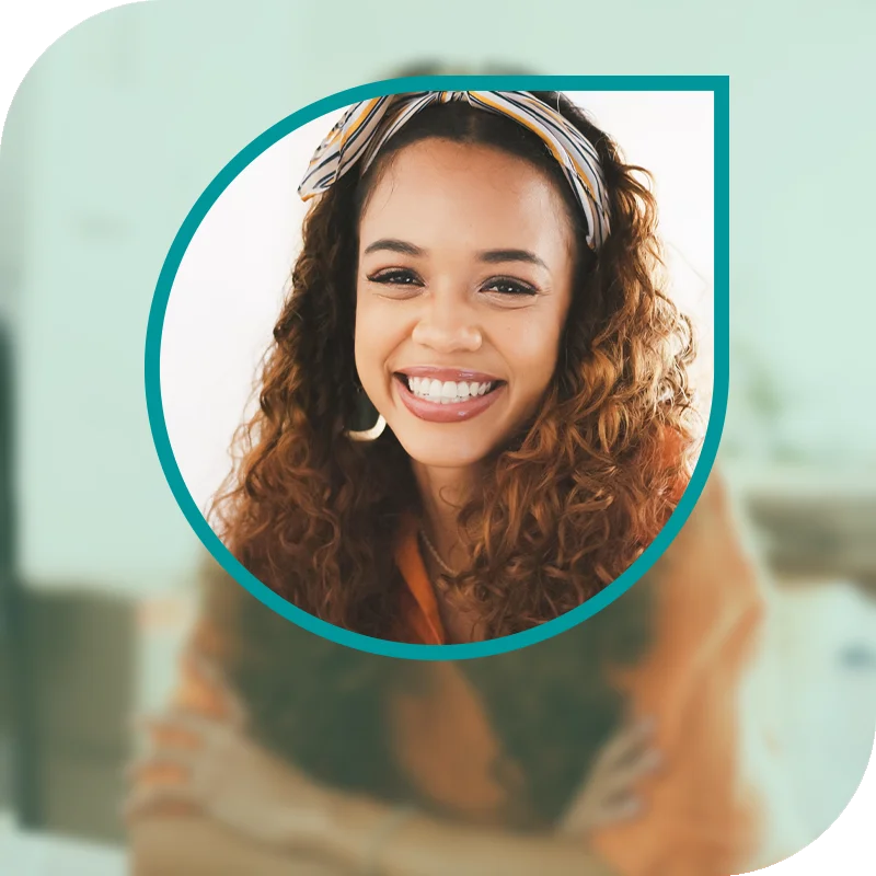 Lächelnde Frau hält einen Laptop fest