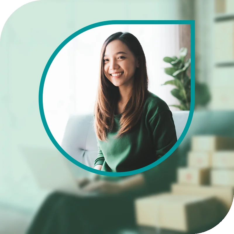 Lächelnde Frau hält einen Laptop fest