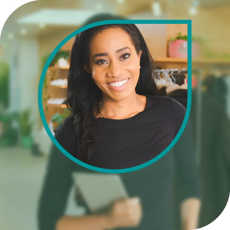 Lächelnde Frau hält einen Laptop fest