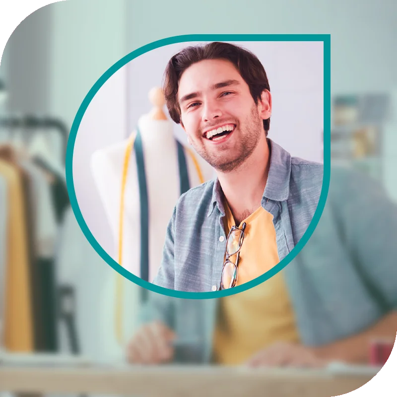 Lächelnde Frau hält einen Laptop fest