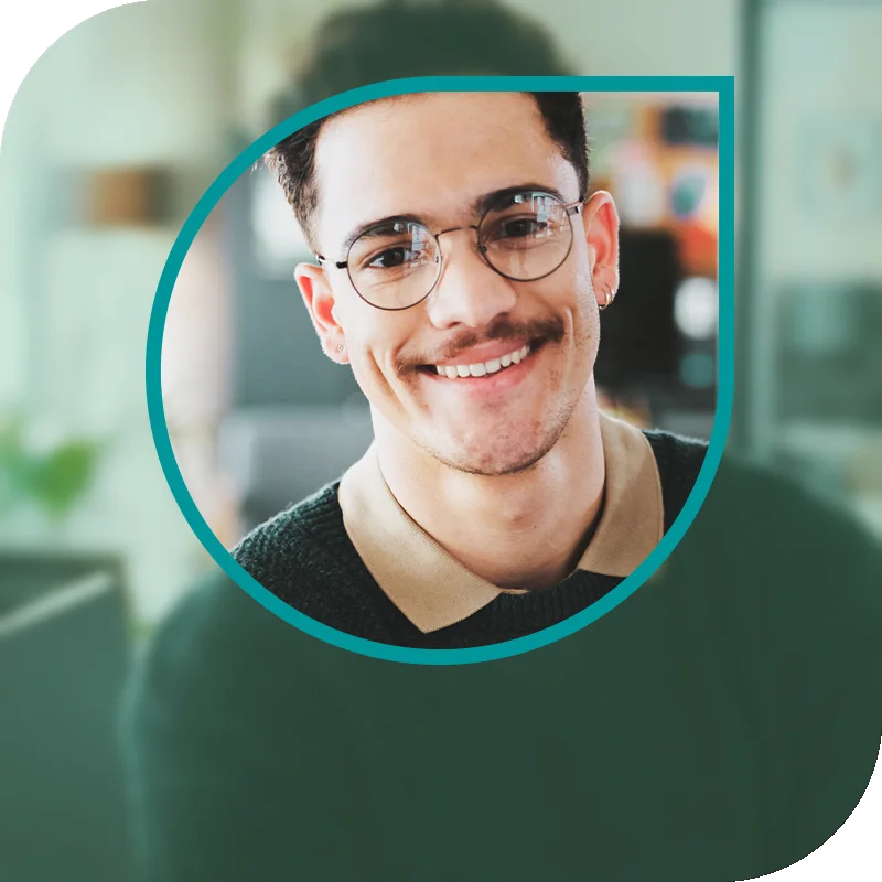 Lächelnde Frau hält einen Laptop fest