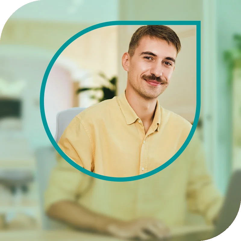 Lächelnde Frau hält einen Laptop fest