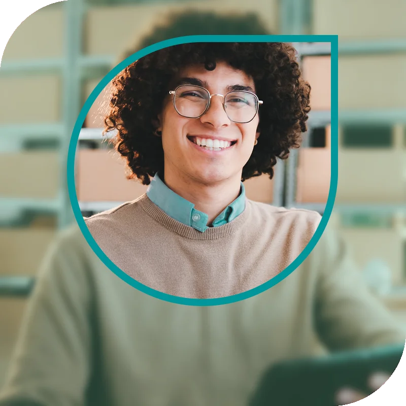 Lächelnde Frau hält einen Laptop fest