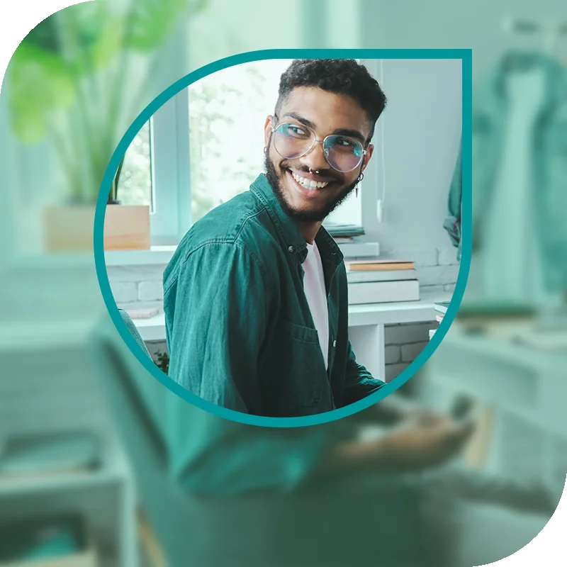 Lächelnde Frau hält einen Laptop fest