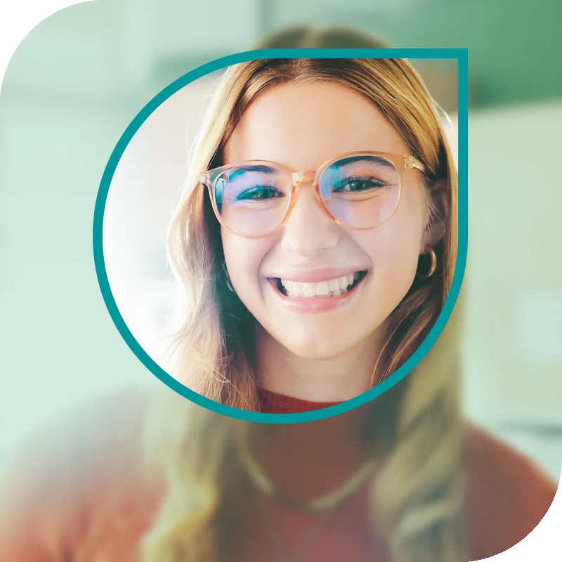 Lächelnde Frau hält einen Laptop fest