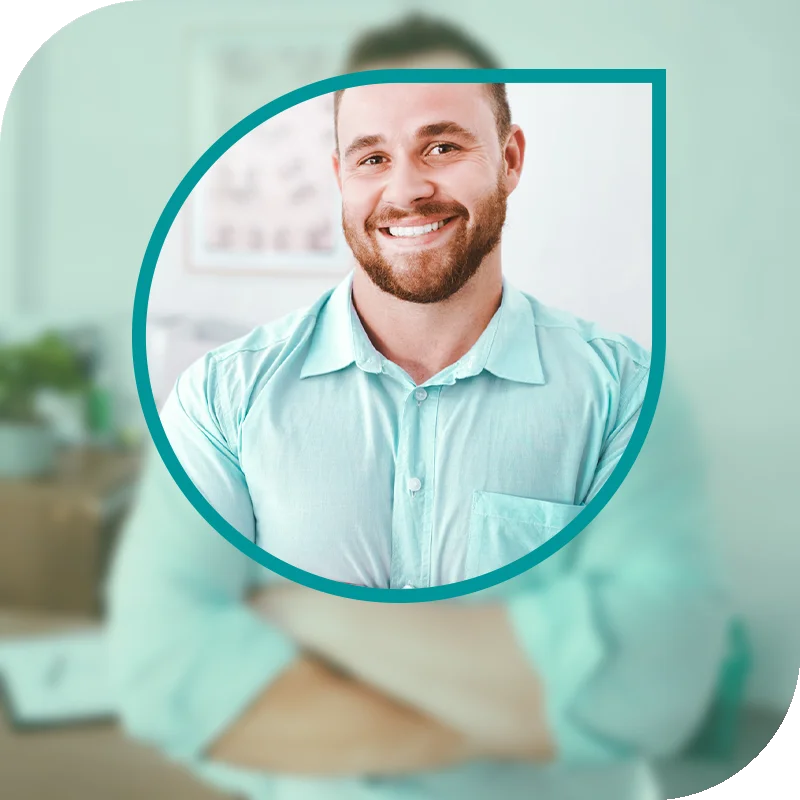 Lächelnde Frau hält einen Laptop fest