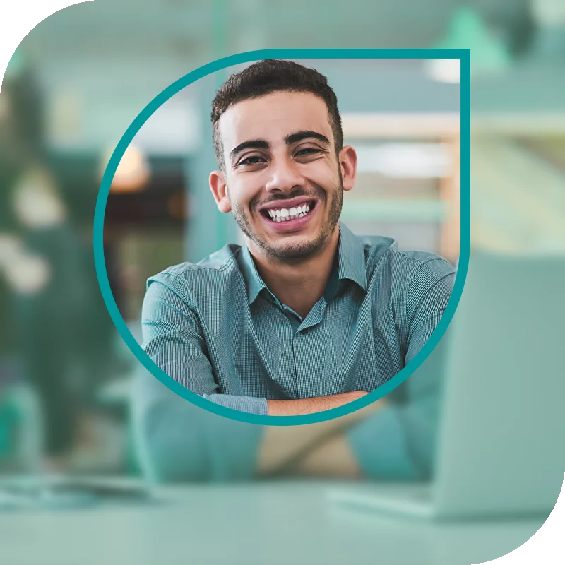 Lächelnde Frau hält einen Laptop fest