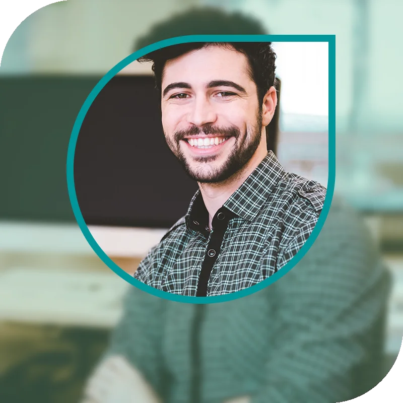 Lächelnde Frau hält einen Laptop fest