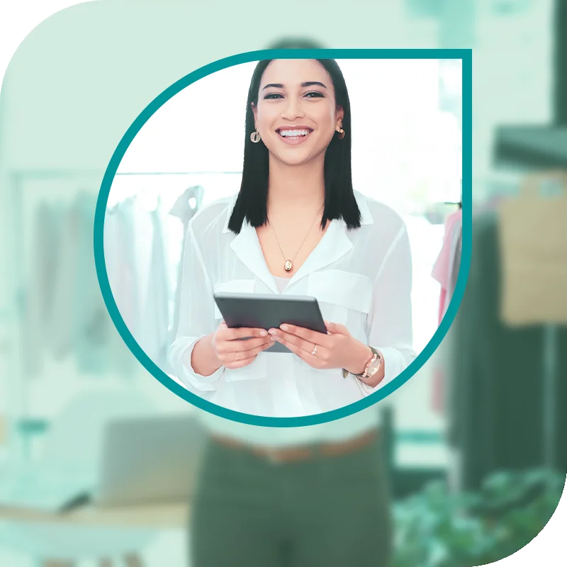 Lächelnde Frau hält einen Laptop fest