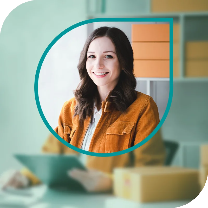 Lächelnde Frau hält einen Laptop fest