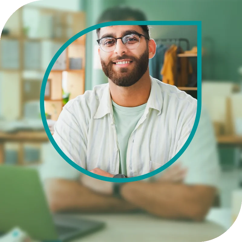 Lächelnde Frau hält einen Laptop fest