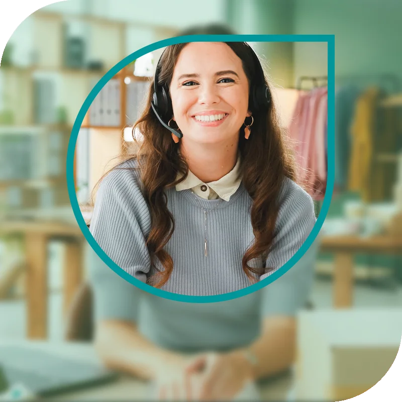 Lächelnde Frau hält einen Laptop fest