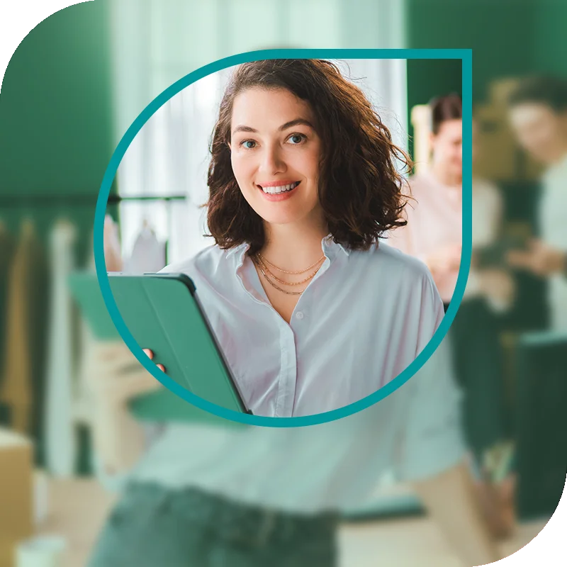 Lächelnde Frau hält einen Laptop fest