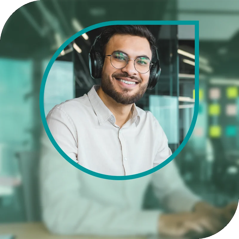 Lächelnde Frau hält einen Laptop fest