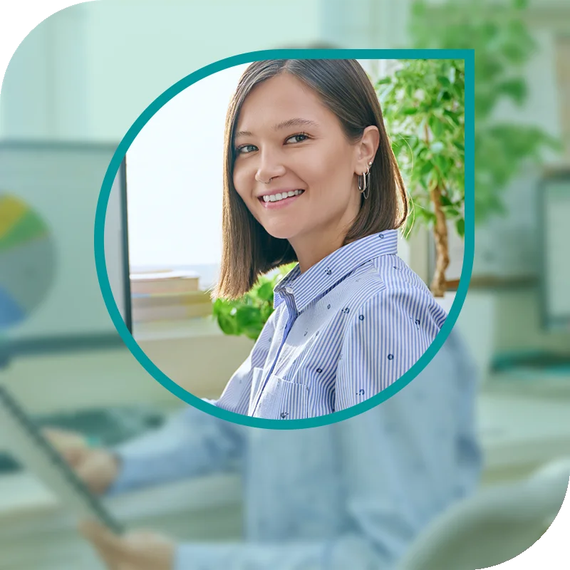 Lächelnde Frau hält einen Laptop fest