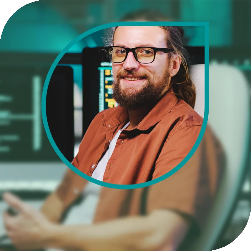 Lächelnde Frau hält einen Laptop fest
