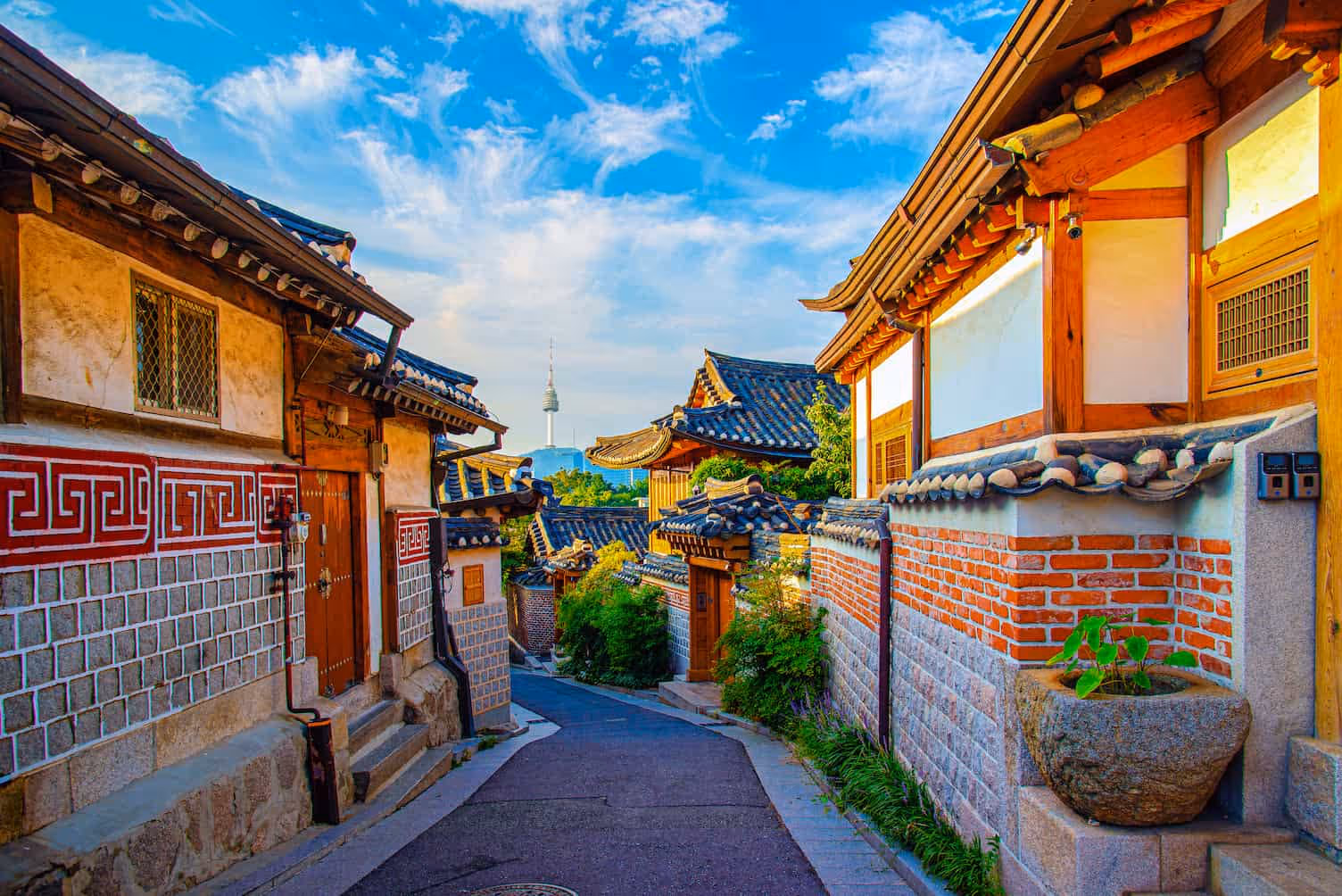‍Bukchon Hanok Village: A traditional village with hanok-style homes, preserving Korean culture.