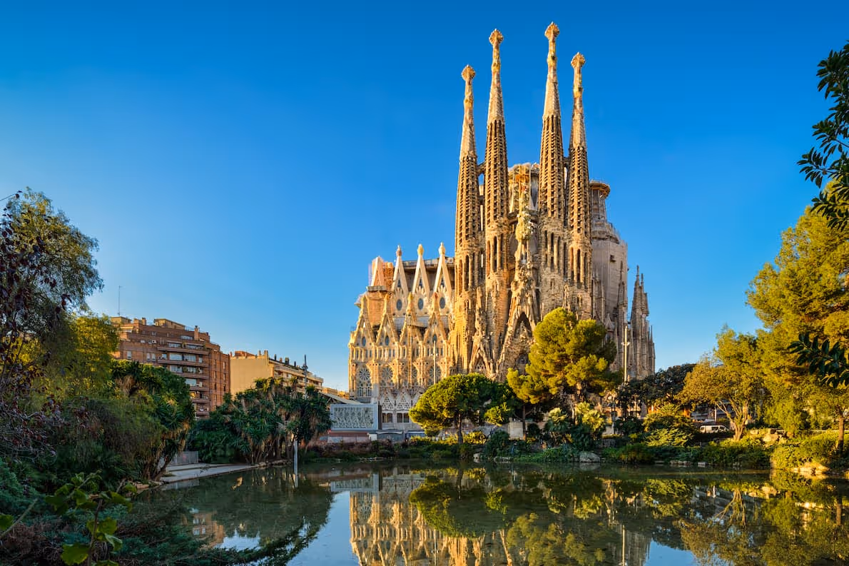 Sagrada Familia (Barcelona): Antoni Gaudí’s iconic, still-unfinished basilica, renowned for its intricate design and monumental scale.‍