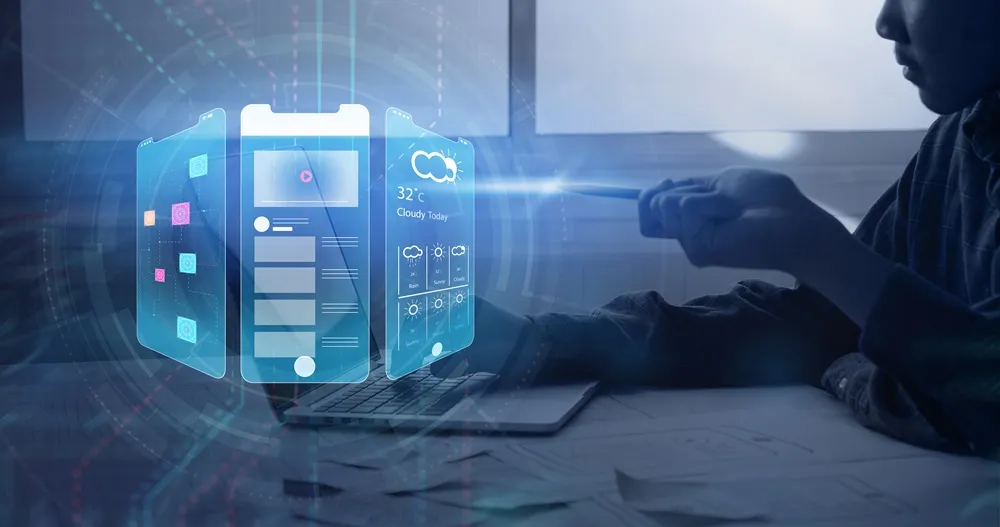 jeune homme en train de taper sur son clavier en regardant son écran