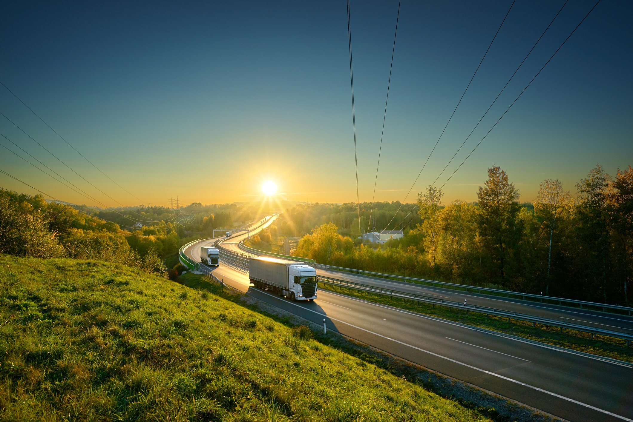 Spot markets vs. dedicated lanes: Striking a balancing between pay and stability