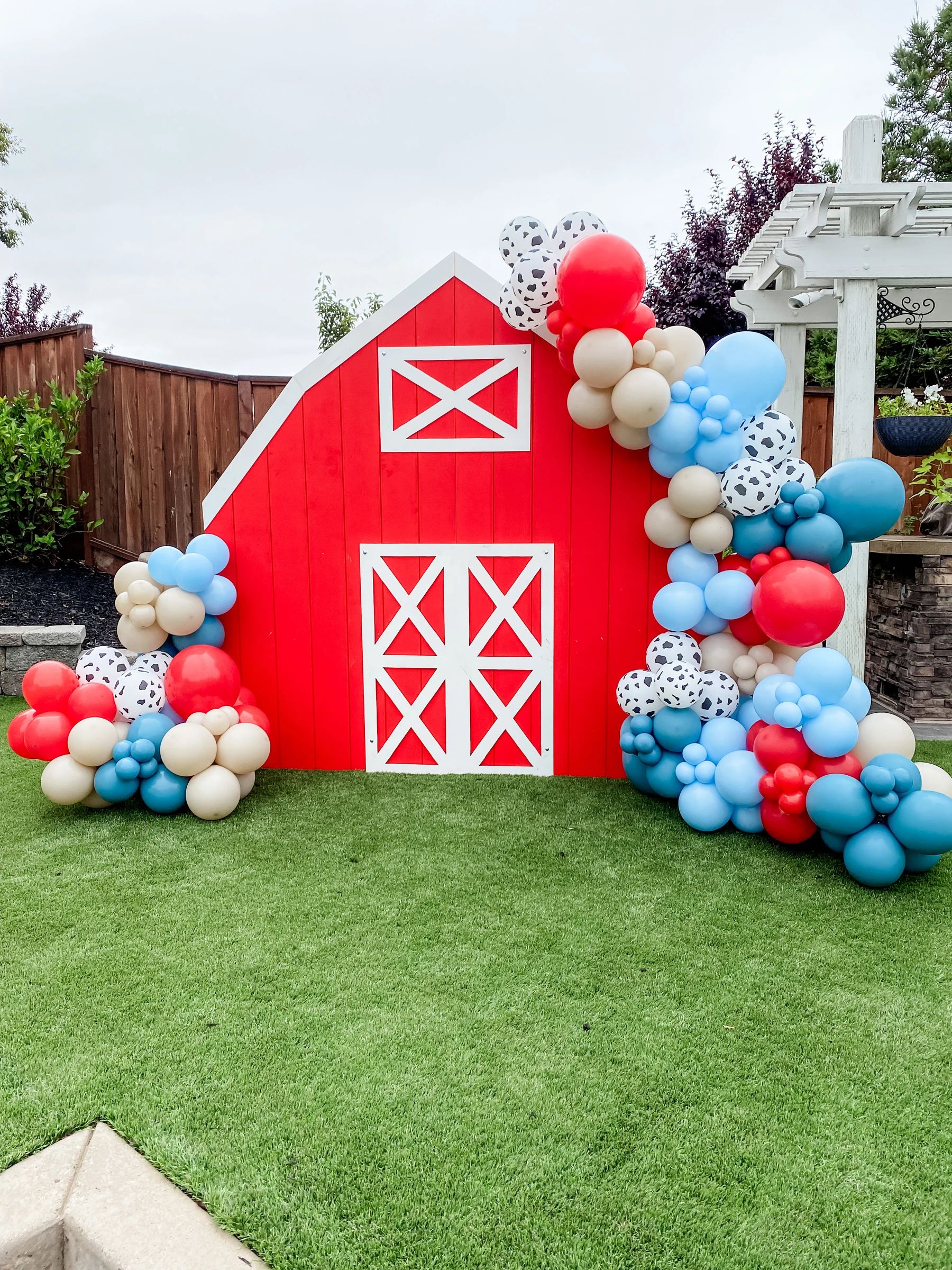 Farm-themed birthday backdrop by Poptastic Parties