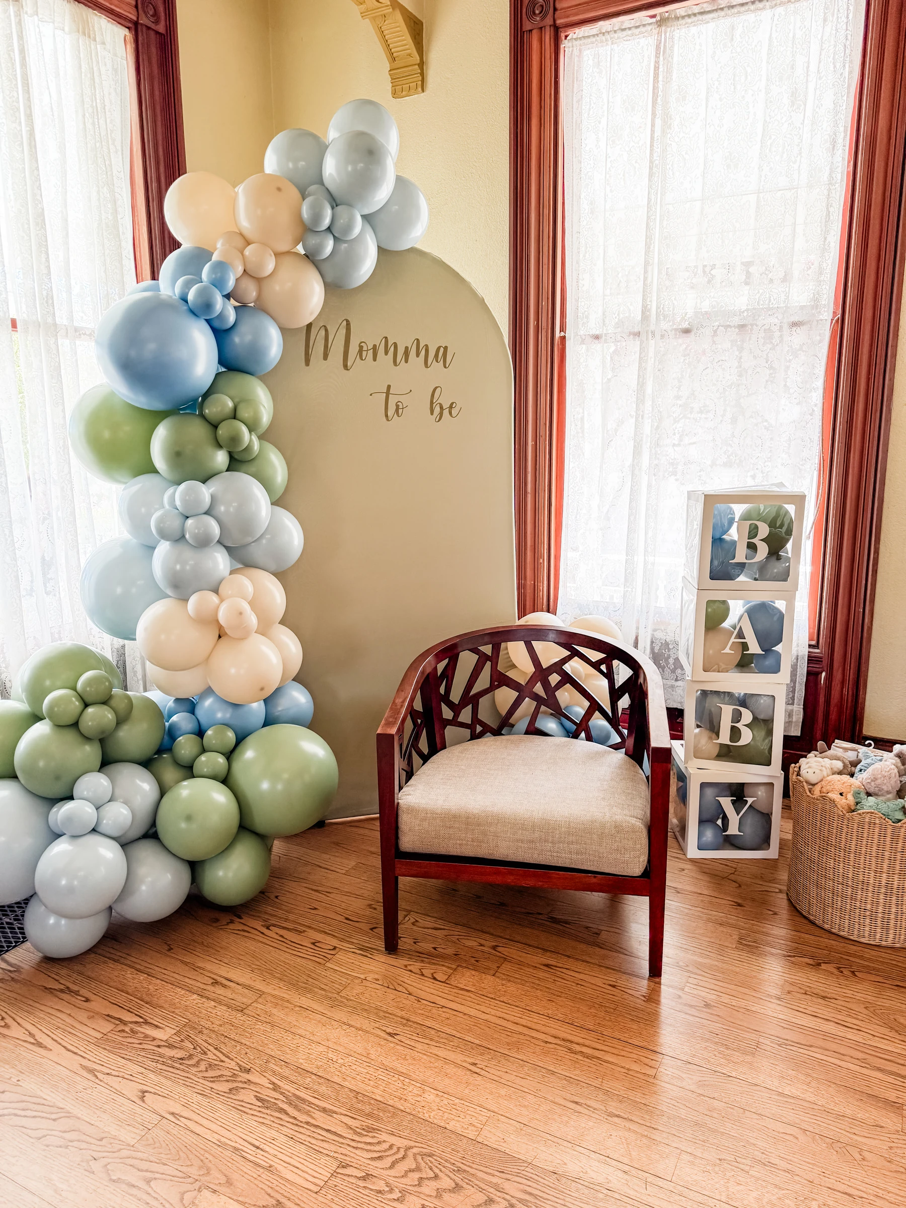 Mommy-to-be earth-tone backdrop by Poptastic Parties