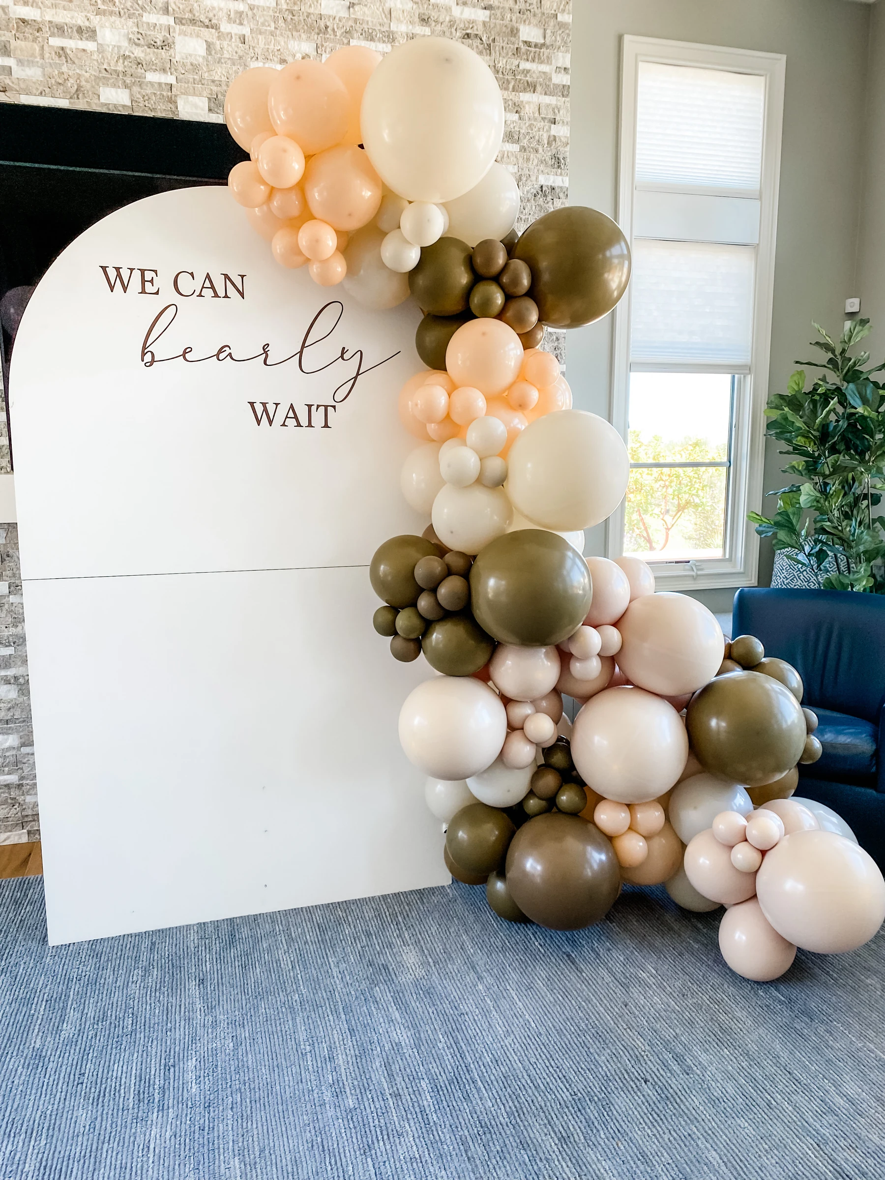 Neutral teddy-bear backdrop by Poptastic Parties