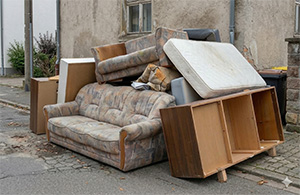 Mix aus Möbeln, Matratzen, Teppichen, Kunststoffen und anderen brennbaren Materialien aus Wohnungsräumungen.